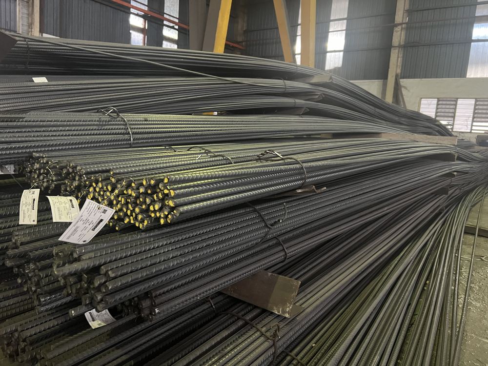 Stok besi tetulang dalam gudang